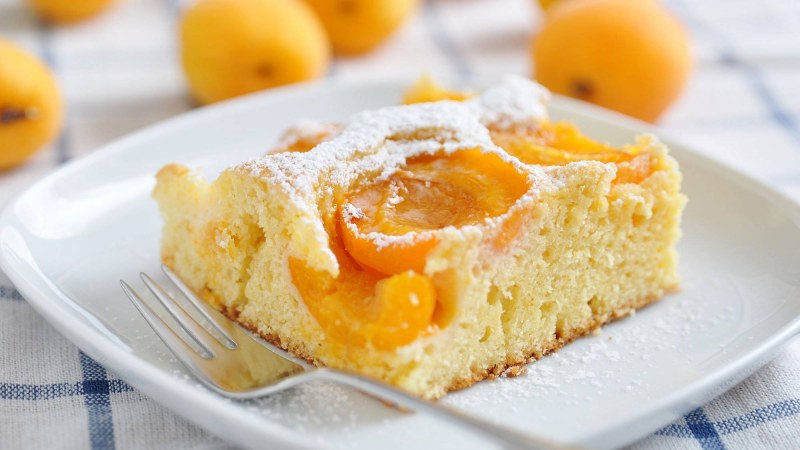 Шарлотка с абрикосами