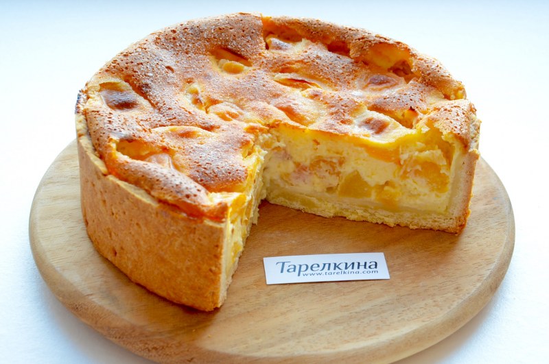 Пирог с персиками и киви