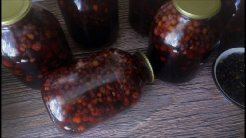 Компот из абрикосов и смородины на зиму
