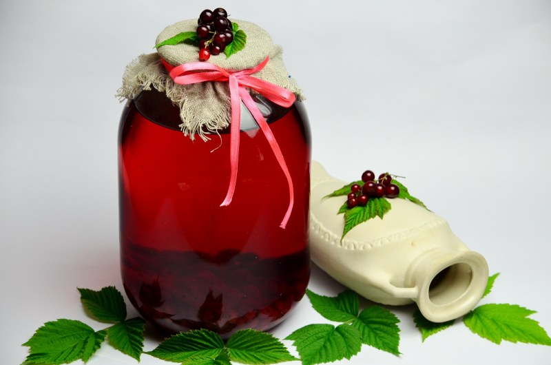 Компот из яблок и черной смородины