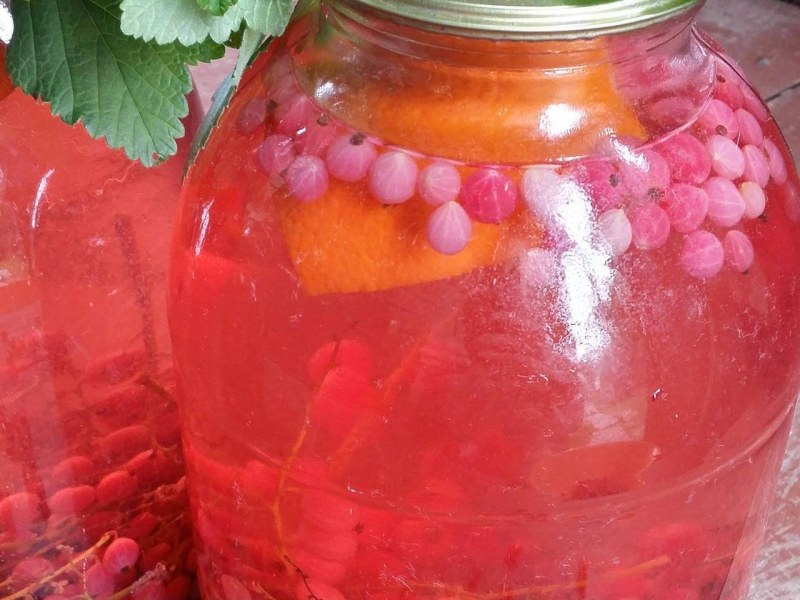 Компот из красной смородины с апельсином