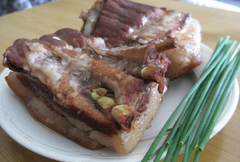 Грудинка свиная в луковой шелухе