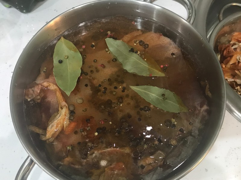 Грудинка свиная в луковой шелухе вареная