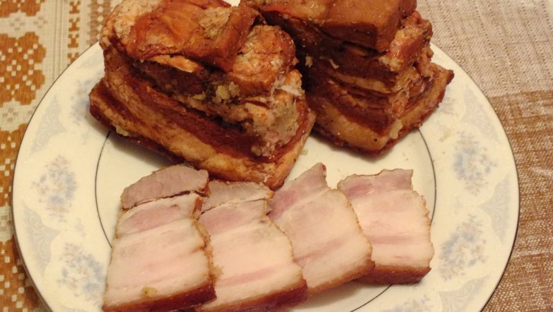 Грудинка с луковой шелухой в рассоле
