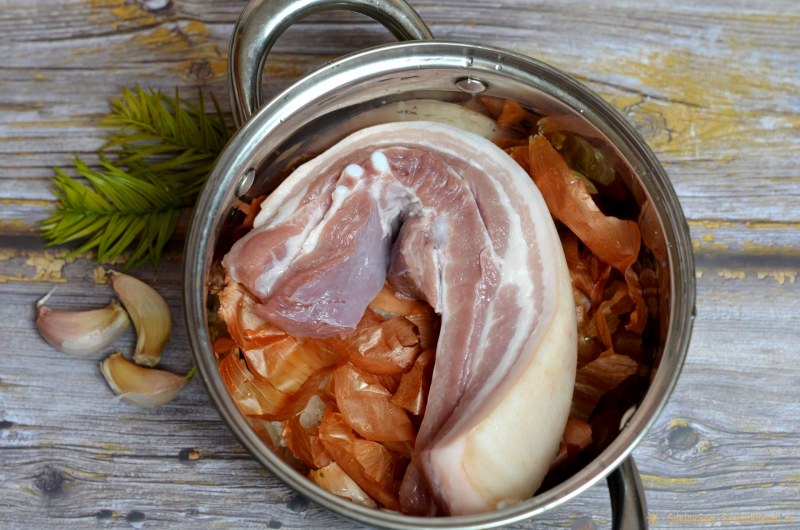 Грудинка в луковой шелухе