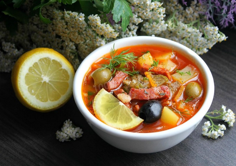 Солянка сборная мясная ресторанная подача