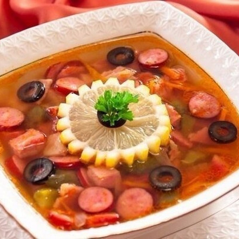 Суп с маслинами и копченой колбасой