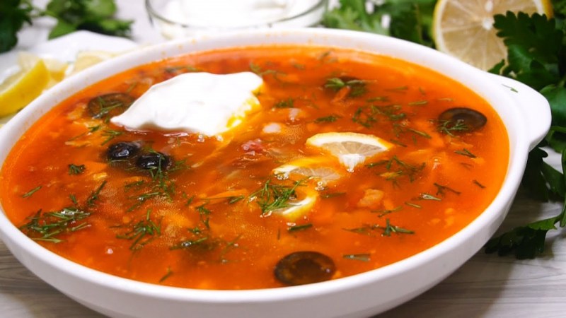 Сборная солянка с копченостями и оливками