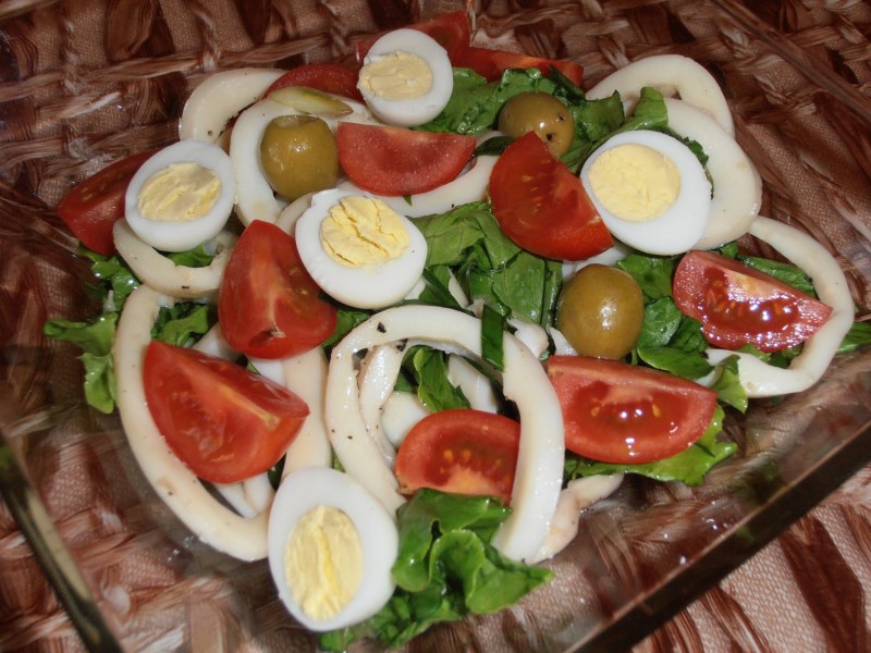 Салат с креветками и кукурузой