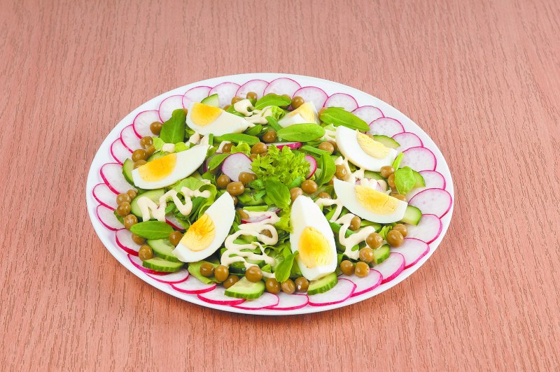 Салат с кальмарами и перепелиными яйцами