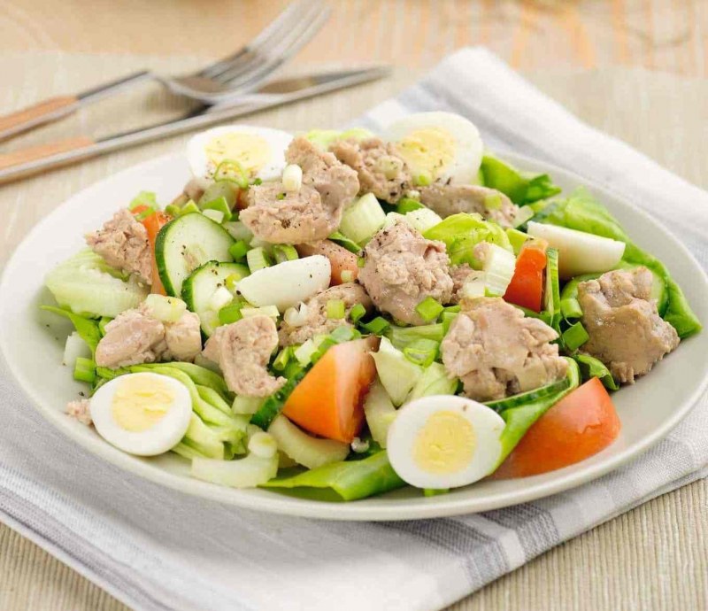 Салат с зеленью и перепелиными яйцами