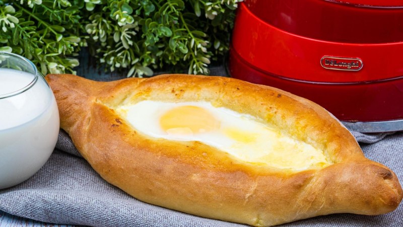 Хачапури по аджарски с беконом