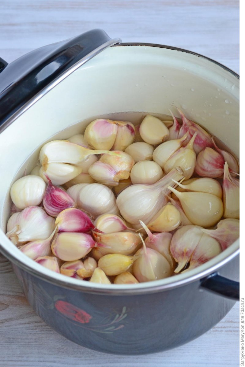 Маринованный чеснок головками