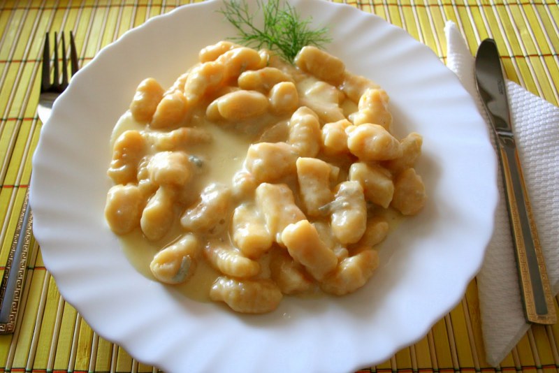 Картофельные ньокки с сырным соусом