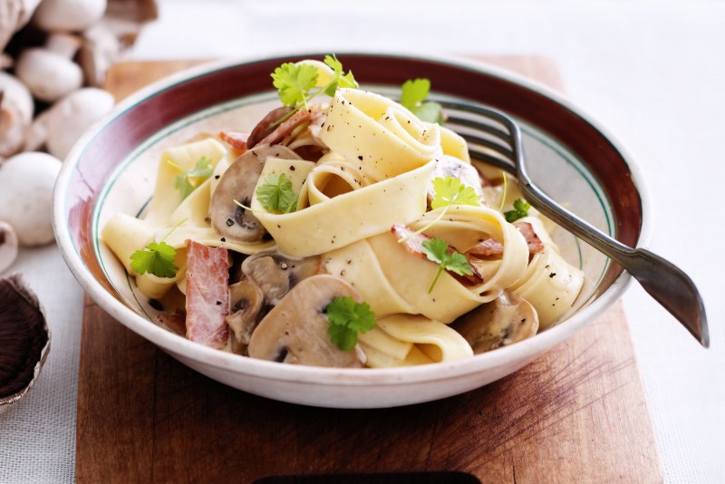 Жареные грибы с макаронами