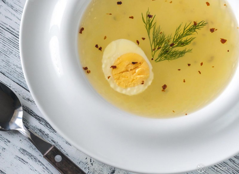 Куриный бульон с яйцом и зеленью