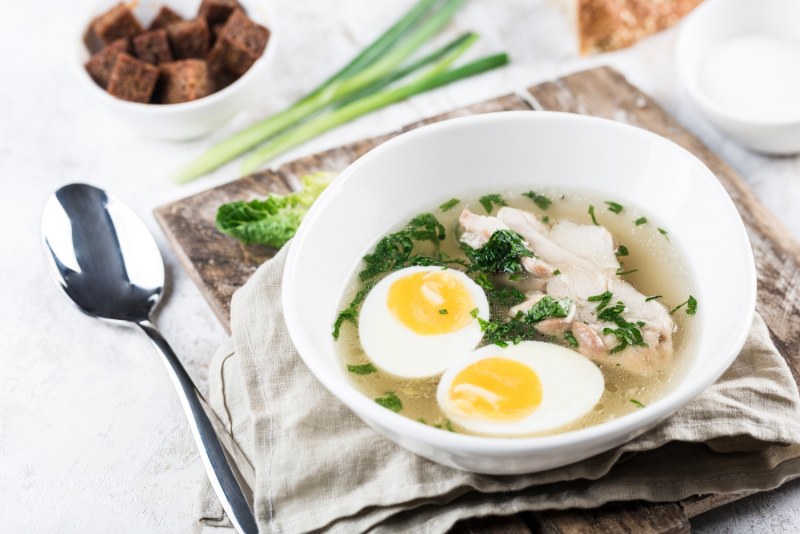 Куриный бульон с яйцом пашот
