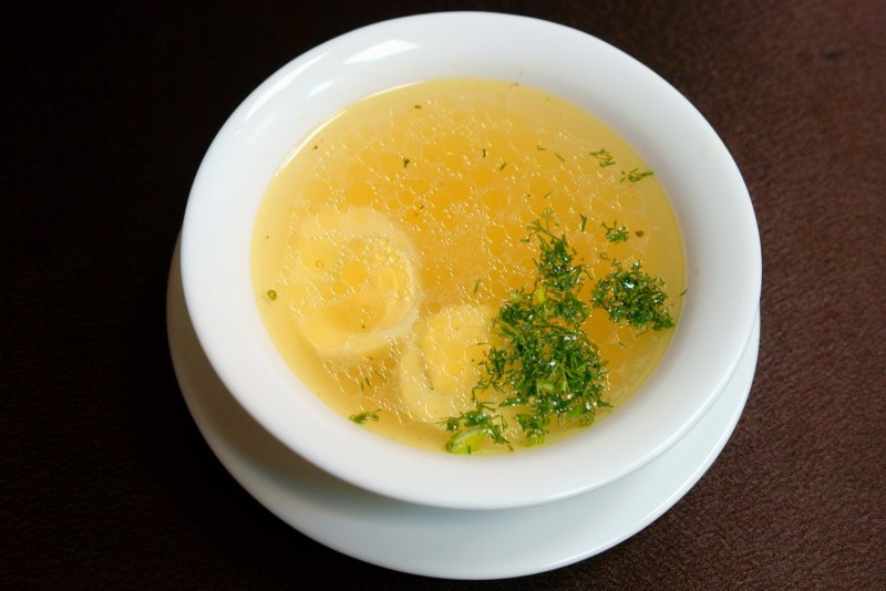 Куриный бульон с гренками