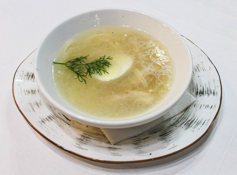 Куриный бульон с яйцом пашот