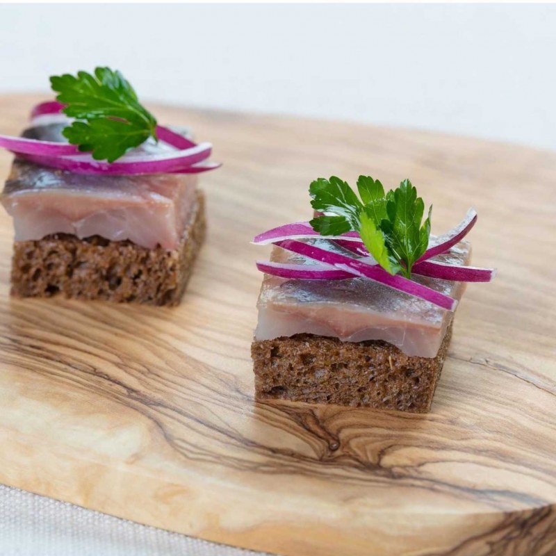 Канапе с сельдью и черным хлебом