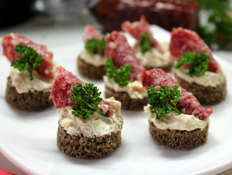 Закуска с селедкой и черным хлебом