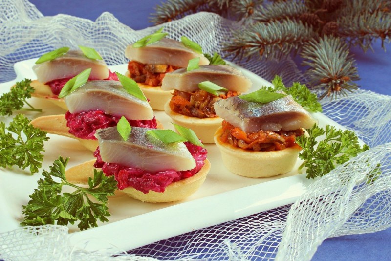 Канапе с бородинским хлебом и селедкой