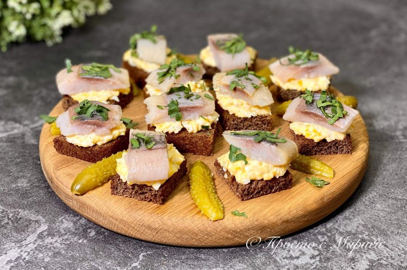 Канапе с бородинским хлебом и селедкой