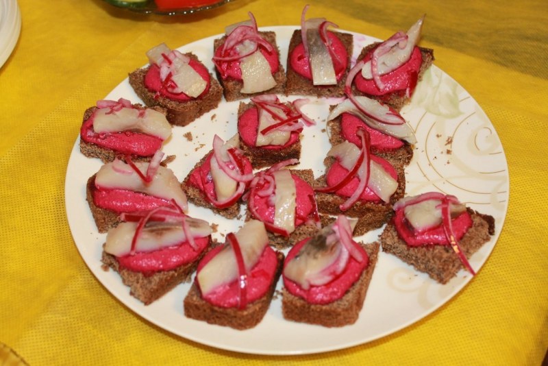 Селедка на гренках закуска