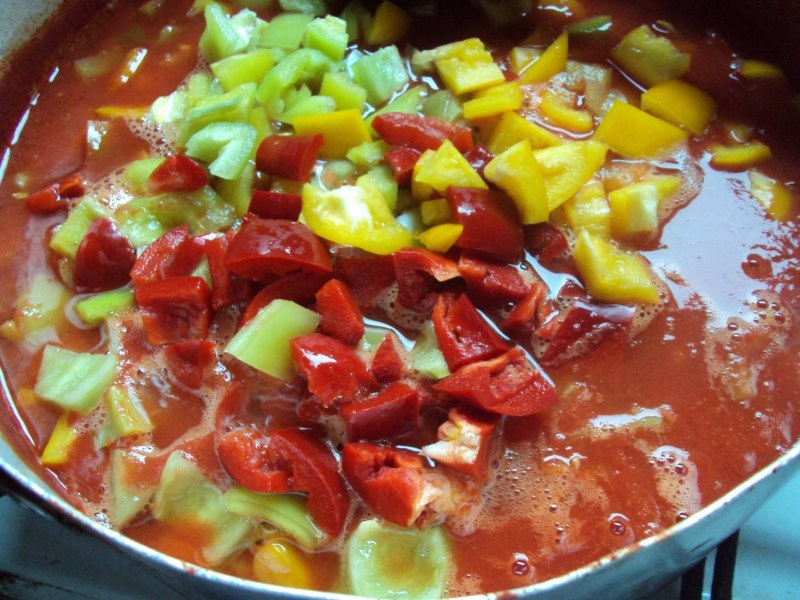 Лечо с грибами и колбасками