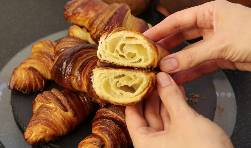 Булочки круассаны
