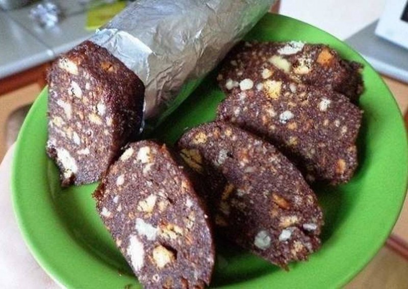 Сладкая колбаска с орешками