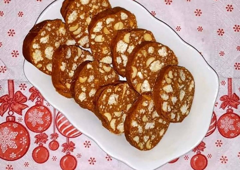 Сладкая колбаска с орехами