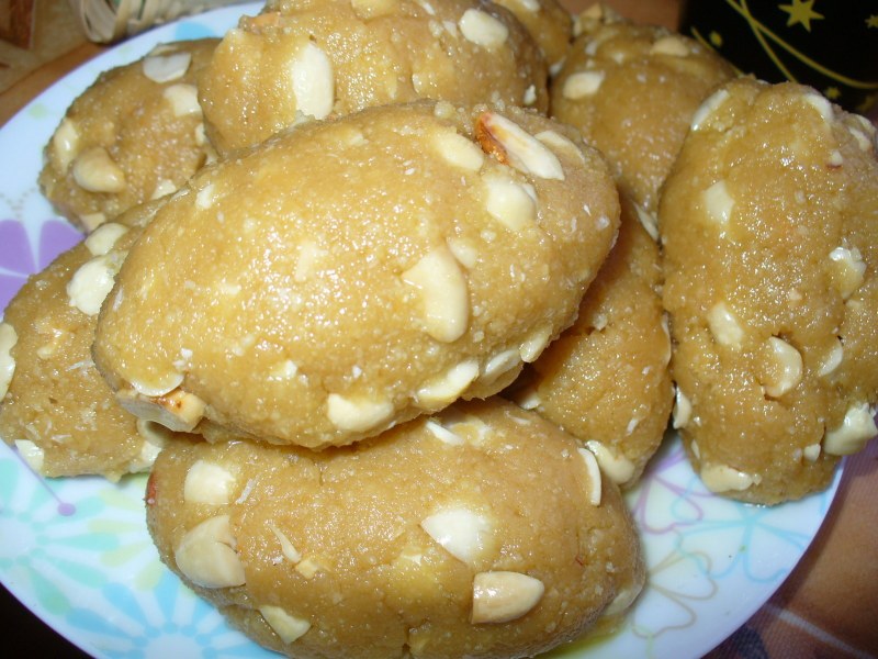 Сладкая колбаска из печенья со сгущенкой