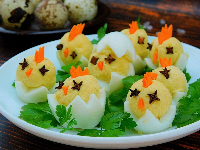 Закуска с перепелиными яйцами