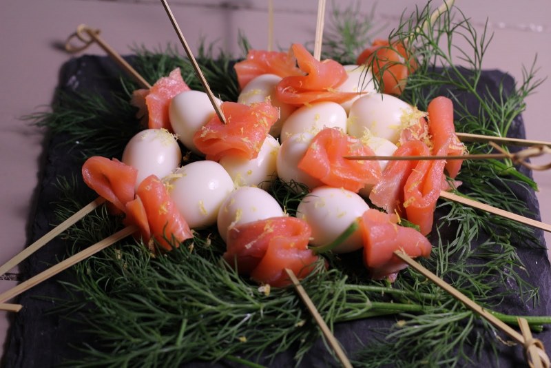 Украшение перепелиными яйцами