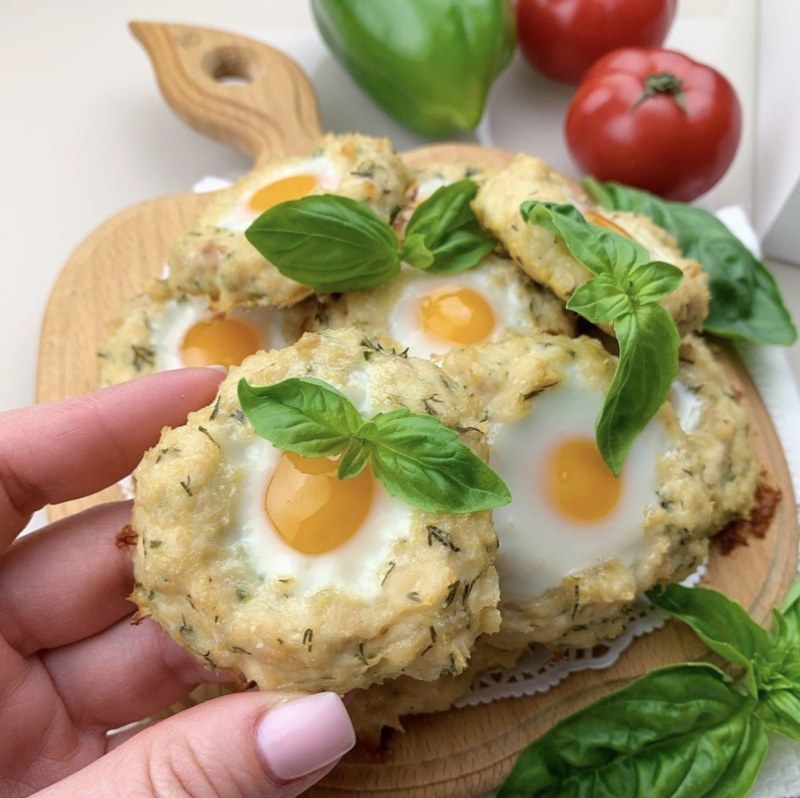 Канапе с перепелиными яйцами и черри