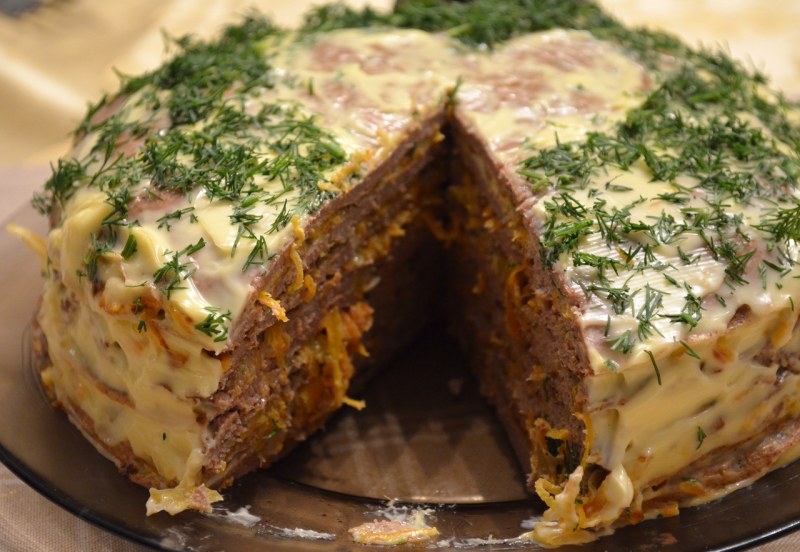 Печёночный торт из куриной печени с морковью и луком и майонезом