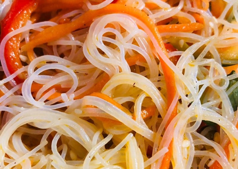 Салат из фунчозы с курицей