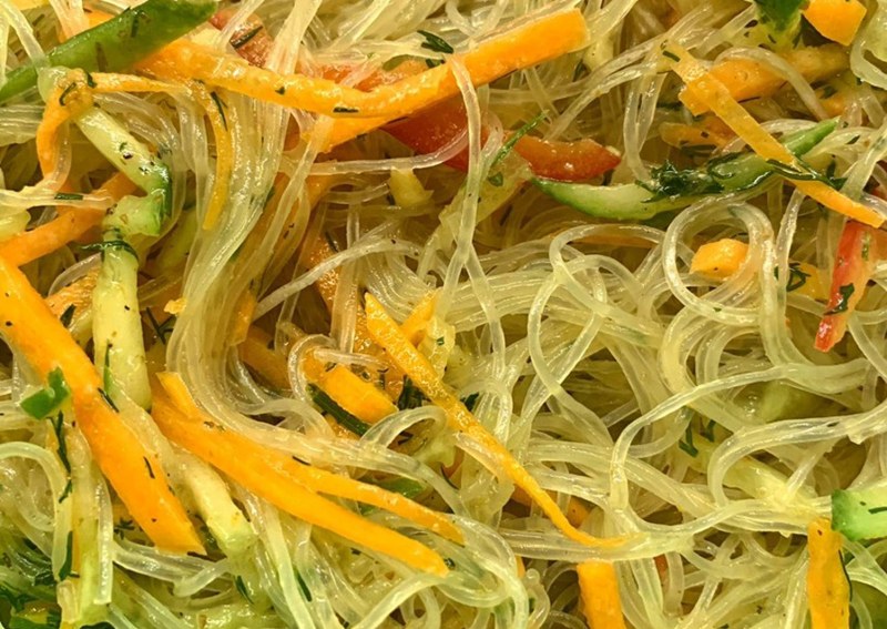 Салат из лапши фунчоза с огурцом