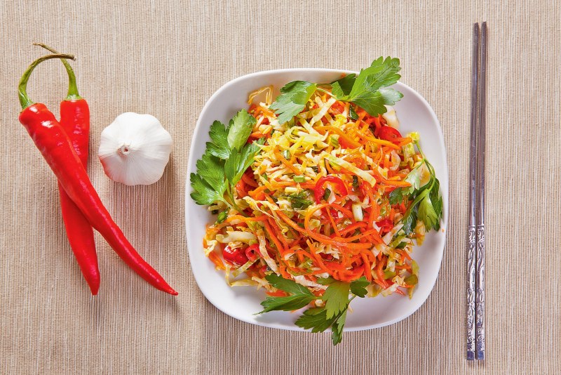 Салат фунчоза с мясом и овощами
