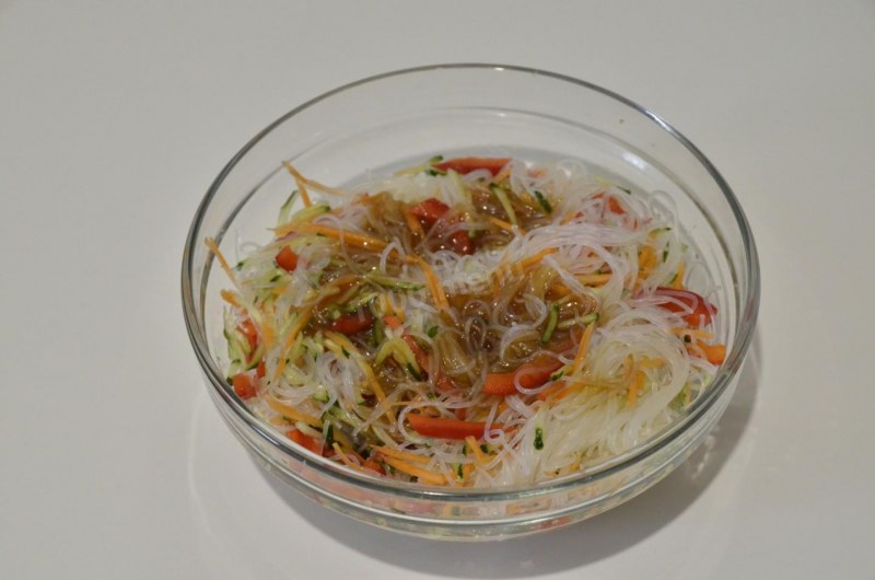 Салат с фунчозой и крабовыми палочками