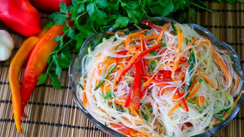 Салат Цезарь с курицей на белом фоне