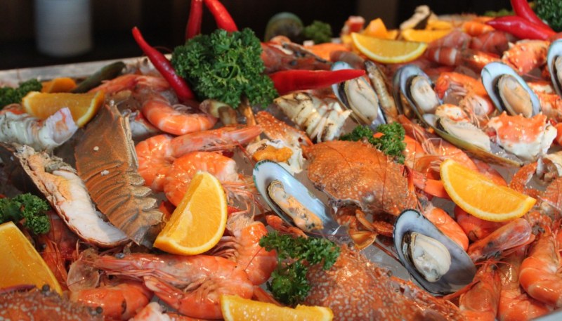 Столы полные морепродуктов