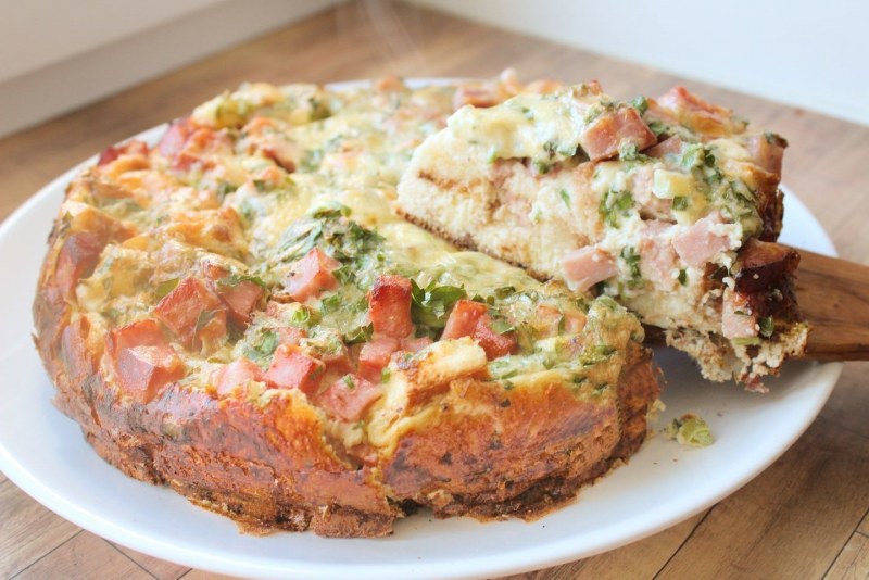Пицца с курицей и колбасой