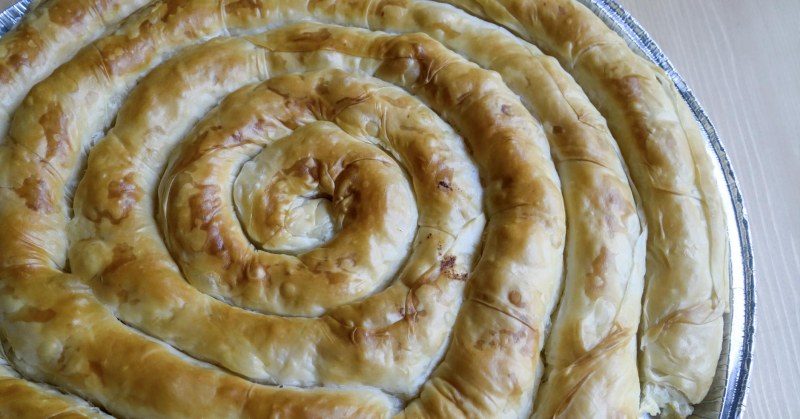 Мясной пирог улитка из дрожжевого теста