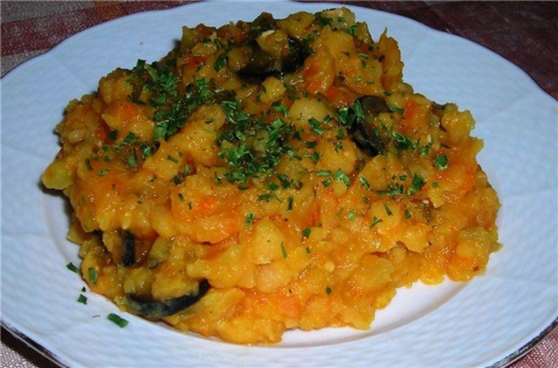 Гороховый суп с копченостями и гренками