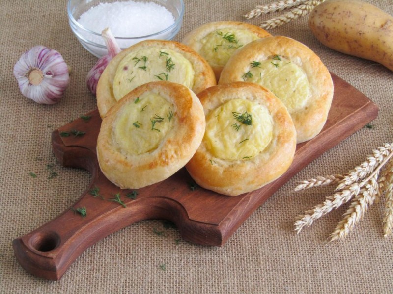 Шаньга со сметаной и сыром