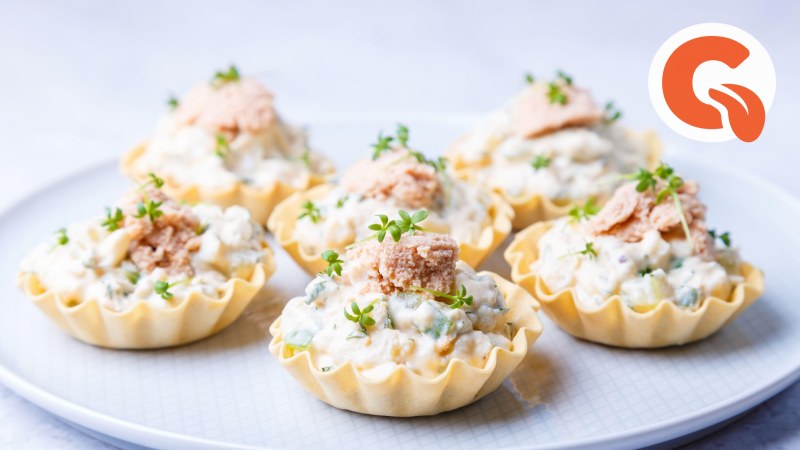 Профитроли с красной рыбой и творожным сыром