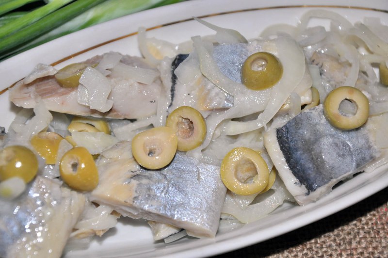Селедка с грибами и оливками