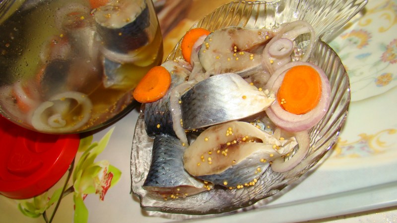 Малосольная селедка кусочками